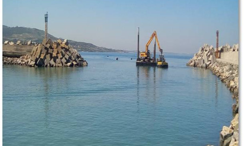 Travaux de dragage au port de pêche de Zemmouri El Bahri